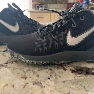 Kyrie Irving Flytrap 2 basketball sneakers never really worn youth size 5